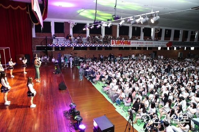 SK브로드밴드가 10일 EBS·연세대학교·경찰청과 함께 대전 신일여고에서 학교폭력을 주제로 한 ‘2019 블러썸 스쿨 콘서트’를 개최한다고 밝혔다. (제공: SK브로드밴드) ⓒ천지일보 2019.7.10