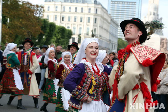 【리가(라트비아)=신화/뉴시스】9일(현지시간) 폴란드 민속무용단이 라트비아 리가에서 열린 제9회 국제 포크댄스 축제 '수드마리나'에 참가해 공연하고 있다. 9일부터 14일까지 열리는 이번 포크댄스 축제는 라트비아와 각국의 무용단이 전통 민속춤을 교류하고 탐구하는 것을 목적으로 열렸다. 