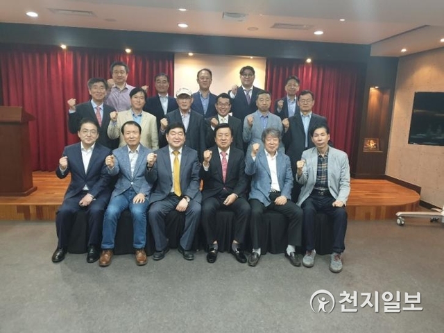 ㈔4차산업혁명실천연합 총회 후에 주요 임원과 회원들(왼쪽에서 3번째 문형남 회장, 4번째 문상주 이사장). (제공: ㈔4차산업혁명실천연합) ⓒ천지일보