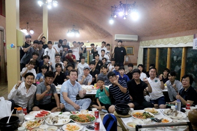 안산 그리너스 FC가 지난 10일 안산시 화정동에 위치한 ‘장수촌’에서 선수단 격려만찬을 진행했다.ⓒ천지일보 2019.7.11