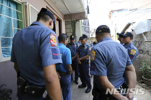 필리핀 경찰 고위 관계자가 22일 성명에서 전날 불라칸주(州) 8개 마을에서 마약 단속을 벌이는 경찰과 용의자들 간에 총격전이 벌어져 용의자 13명이 숨지고 109명을 체포했다고 밝혔다. (출처: 뉴시스)