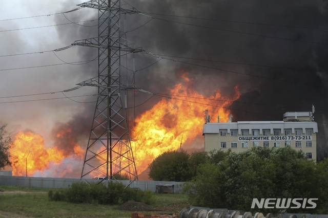 11일(현지시간) 러시아 모스크바 외곽 미티시의 한 발전소에서 불이 나 화염이 치솟고 있다(출처: 뉴시스)