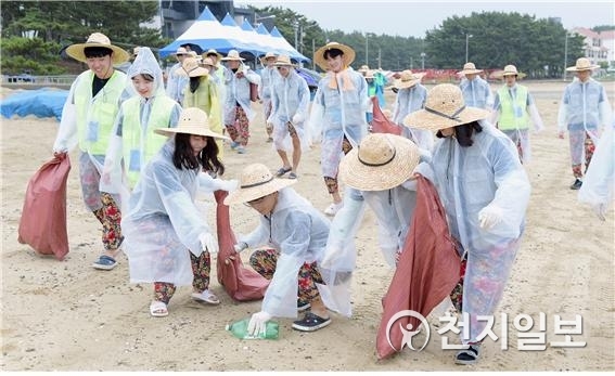 순천향대 봉사단원들이 청포대 해수욕장 일대에서 쓰레기 줍고 있다. (제공: 순천향대학교) ⓒ천지일보 2019.7.11