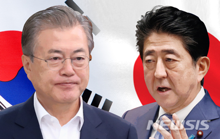 문재인 대통령(왼쪽)과 아베 신조 일본 총리. (출처: 뉴시스)