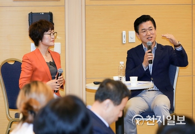 대전시가 12일 오후 1시 30분 대전컨벤션센터에서 시민이 체감할 수 있는 정책 마련을 위해 ‘양성평등 공감정책 100인 원탁회의’를 개최했다. (제공: 대전시) ⓒ천지일보 2019.7.12