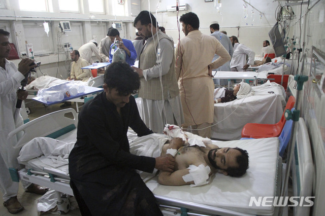 【카불=AP/뉴시스】 12일(현지시간) 아프가니스탄 카불 동쪽 낭가르하르주 외곽에서 자살폭탄 공격으로 부상한 한 남성이 병원에서 치료받고 있다. 전날 낭가르하르주에서 열린 한 결혼식장에서 13세 아이가 자살폭탄테러를 일으켜 5명이 숨지고 11명이 다쳤다고 경찰 관계자가 밝혔다. 2019.07.12.