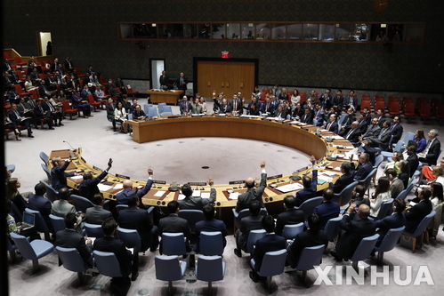 유엔 안전보장이사회 이사국들이 지난 12일 오전(한국시간) 새 대북제재 결의안을 만장일치로 가결하고 있다. (출처: 뉴시스)