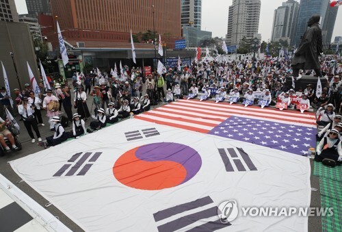 13일 오후 서울역 광장에서 우리공화당의 제133차 태극기집회가 열리고 있다. (출처: 연합뉴스) 