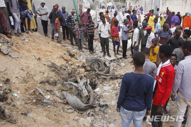사진은 지난 8일 소말리아 모가디슈에서 차량 폭탄 테러가 발생해 건물이 붕괴됐다(출처: 뉴시스)