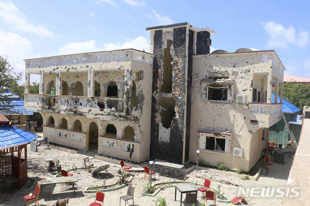 【키스마유(소말리아)=AP/뉴시스】 12일(현지시간) 소말리아 키스마유의 아사세이 호텔에서 폭탄 테러가 발생해 13일 파손된 호텔의 전경이 보인다. 테러는 키스마요 남부의 아사세이 호텔 정문에 자살 폭탄 차량이 돌진하면서 발생해 소말리아 최초의 여성 언론 운영자 포함 26명이 숨지고 56명이 부상했다고 현지 관계자가 밝혔다.