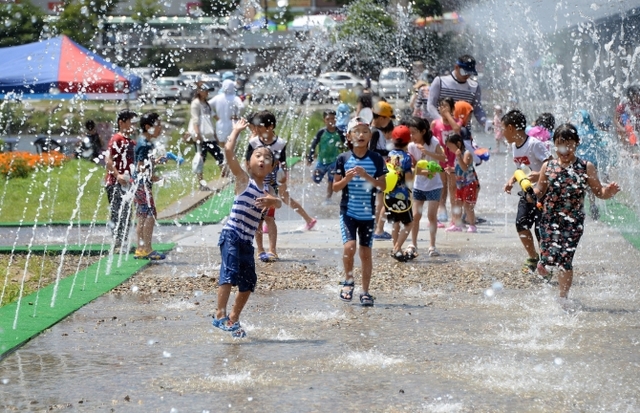 장흥군이 정남진 장흥 물축제를 연 가운데 아이들이 분수를 맞으며 즐거워 하고 있다. (제공:장흥군) ⓒ천지일보 2019.2.26
