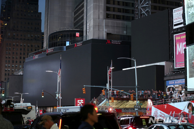 미국 뉴욕의 명물인 타임스 스퀘어에서 13일(현지시간) 정전으로 인해 평소 화려하게 빛났던 전광판과 가로등, 조명 등이 모두 꺼져 있다(출처: 뉴시스)
