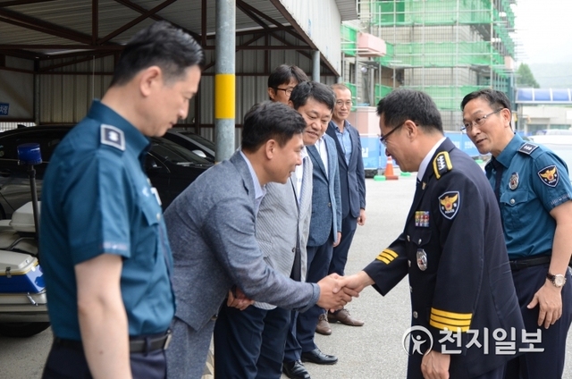 김기종 제70대 홍성경찰서장이 직원들과 인사를 하고 있다. (제공: 홍성경찰서) ⓒ천지일보 2019.7.15