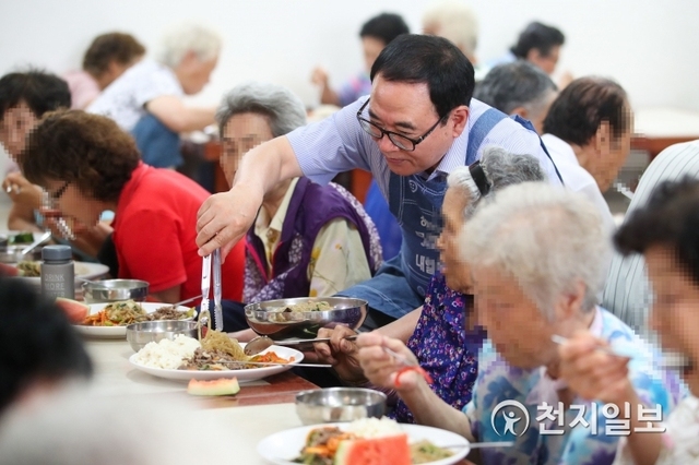 이용범 인천광역시의회 의장이 15일 계산동에 위치한 ‘내일을 여는 집’을 찾아 어르신들께 급식 배식봉사를 하고 있다. (제공: 인천시의회) ⓒ천지일보 2019.7.15