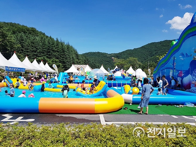 시민들이 야외 물놀이장에서 행사를 즐기고 있다. (제공: 김천시) ⓒ천지일보 2019.7.16