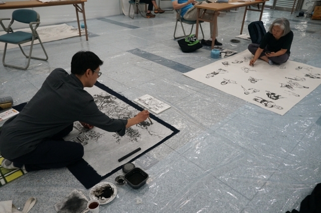 해남에서 열린 국제수묵워크숍에 참여한 미술작가들이 수묵화를 그리고 있다. (제공:해남군) ⓒ천지일보 2019.7.16