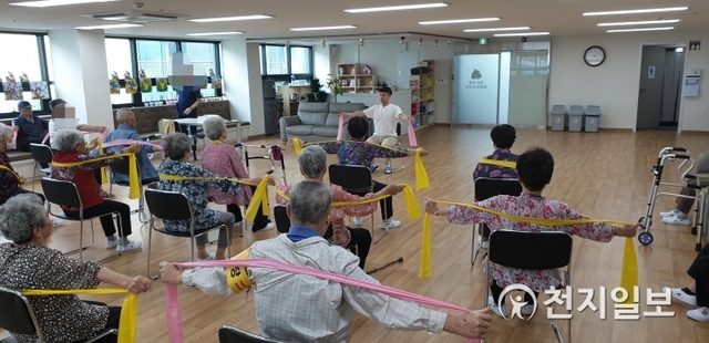 유재호 디딤돌스포츠 대표 겸 사회복지사가 노인을 대상으로 운동 프로그램을 진행하고 있다. (제공: 디딤돌스포츠) ⓒ천지일보