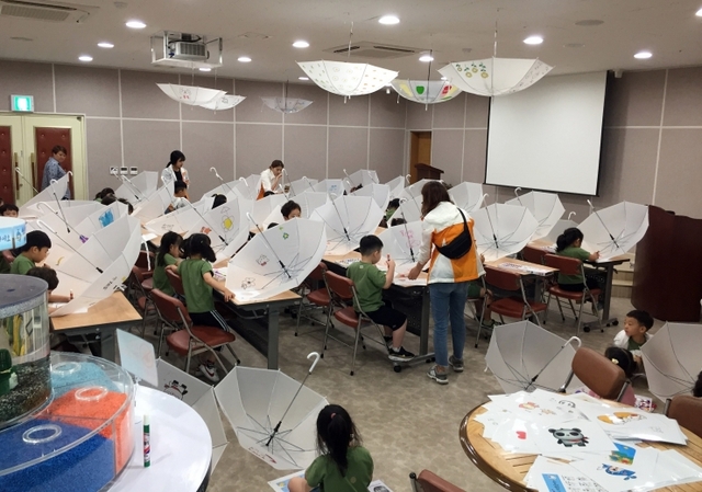 장흥군 정남진물과학관에서 아이들이 우산 꾸미기 체험을 하고 있다. (제공:장흥군) ⓒ천지일보 2019.7.17