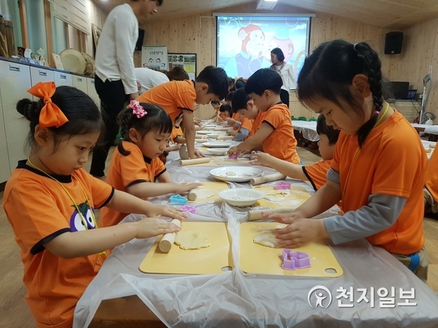 순천 용오름마을에서 아이들이 두부과자 만들기 체험을 하고 있다. (제공: 전라남도청) ⓒ천지일보 2019.7.17