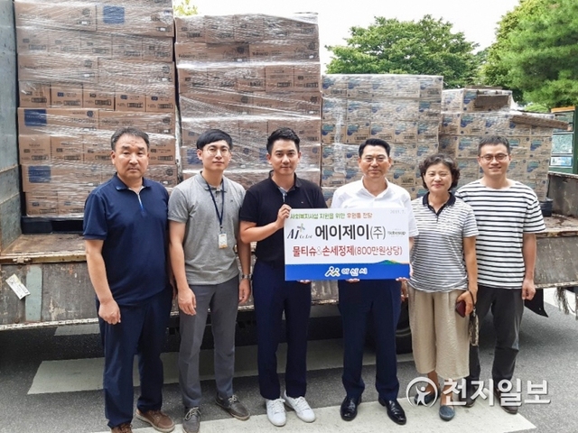 에이제이㈜ 김창환(왼쪽에서 세 번째) 과장이 17일 아산시 사회복지과 김성호(왼쪽에서 네 번째) 과장에게 사회복지시설 지원을 위한 후원물품을 전달하고 있다. (제공: 아산시) ⓒ천지일보 2019.7.18
