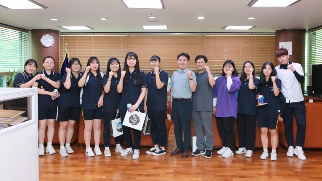 안산시의회 ‘열린 의회교실’프로그램에 17일 경안고등학교 학생들이 참여해 기념촬영을 하고 있다. (제공: 안산시의회) ⓒ천지일보 2019.7.18