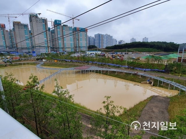 택지개발조성 공사 현장 주위에 고여있는 흙탕물 모습. (제공: 기장군) ⓒ천지일보 2019.7.18