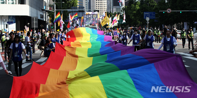 1일 오후 서울 중구 명동·을지로 일대에서 서울퀴어문화축제 참가자들이 퍼레이드를 하고 있다. (출처: 뉴시스)