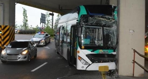 20일 오전 5시 30분께 서울 영등포구 당산역 고가 하부도로에서 시내버스가 기둥과 충돌한 사고 현장. (제공: 영등포소방서)