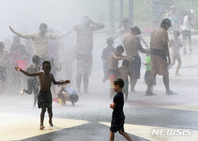 미국 본토 거의 3분의 2가 유례없는 폭염에 몸살을 앓는 가운데 19일(현지시간) 미국 시민들과 아이들이 분수대에서 물놀이를 하고 있다. (출처: 뉴시스)