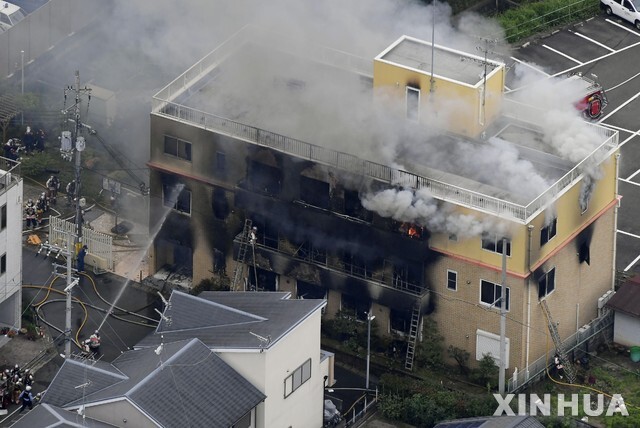 18일 일본 교토의 '교토 애니메이션' 제1 스튜디오에서 방화로 추정되는 화재가 발생해 현장에서 소방대원들이 대응하고 있다(출처: 뉴시스)