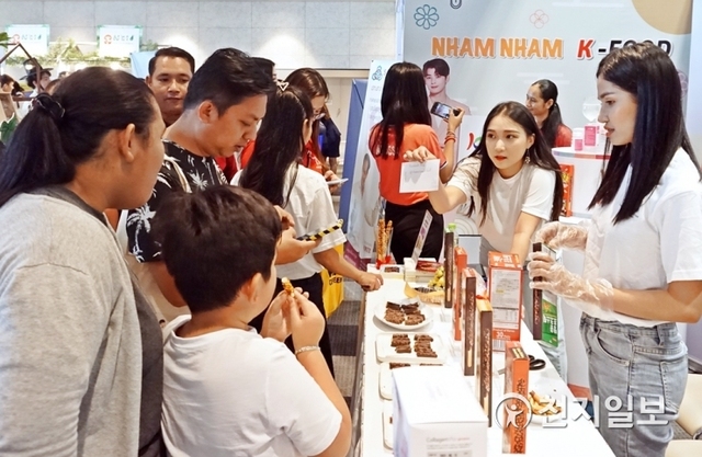 한국농수산식품유통공사가 지난 21일부터 캄보디아 중소기업박람회(SME expo)에서 한국 농식품 홍보관 ‘Nham Nham K-Food’를 운영하고 있다. (제공: 한국농수산식품유통공사) ⓒ천지일보 2019.7.22