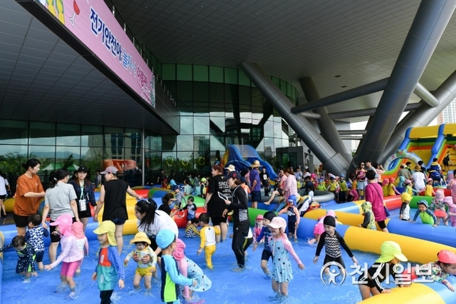 한국전기안전공사가 22일 전북 혁신도시 본사에서 어린이들을 위한 한여름 물놀이 축제 ‘썸머 페스타’를 개최한 가운데 주민들의 발걸음이 이어지고 있다고 밝혔다. (제공: 한국전기안전공사) ⓒ천지일보 2019.7.23