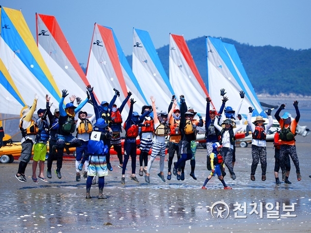 전남 신안군 증도에서 오는 8월 2일부터 11일까지 10일간 섬 갯벌 축제가 열린다. 사진은 패들스포츠 축제 모습. (제공: 신안군) ⓒ천지일보 2019.7.23