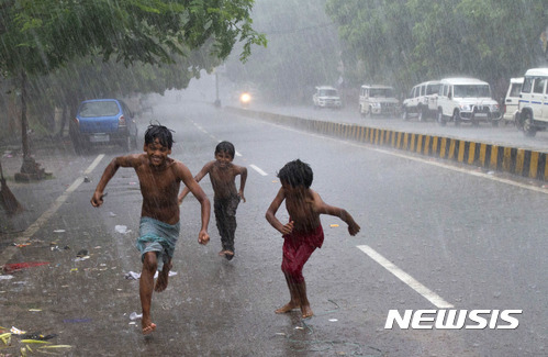 지난 10일 인도 소년들이 인도 북부 알라하바드에서 놀고 있다. (출처: 뉴시스)