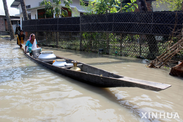 인도 동북부 아삼 주 하조에서 몬순 폭우로 인해 마을이 침수되자 20일 주민들이 배를 띄워 긴급히 대피하고 있다.  (출처: 뉴시스)