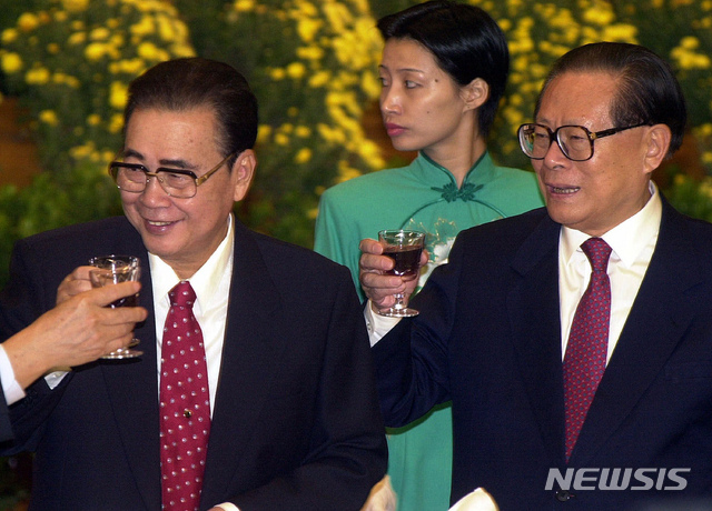 1999년 중국 건국 50주년을 맞아 리펑 전인대 상무위원장(왼쪽)이 장쩌민 주석과 건배하고 있다. (출처: 뉴시스)