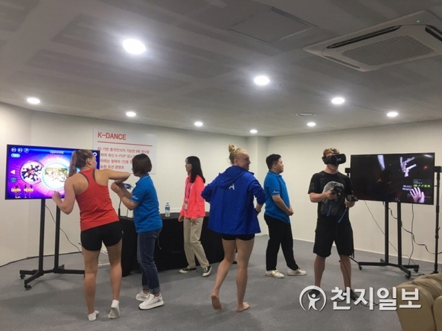 광주세계수영대회 참가 각구 선수들이 ICT홍보관(선수촌플레이룸)에서 K-POP에 맞춰 댄스를 따라 하고 있다. (제공: 광주세계수영대회조직위원회) ⓒ천지일보 2019.7.24
