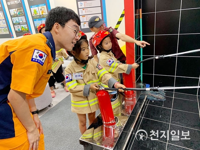아이들이 김천소방서에서 소방안전체험관을 이용하고 있다. (제공: 김천소방서) ⓒ천지일보 2019.7.25