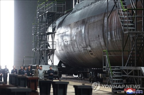 김정은 북한 국무위원장이 새로 건조한 잠수함을 시찰했다고 조선중앙통신이 23일 보도했다. 중앙통신이 이날 홈페이지에 공개한 사진. (출처: 연합뉴스)