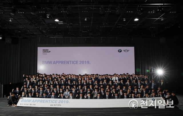 BMW그룹 코리아 어프렌티스 프로그램 15, 16기 단체사진. (제공: BMW코리아) ⓒ천지일보 2019.7.25