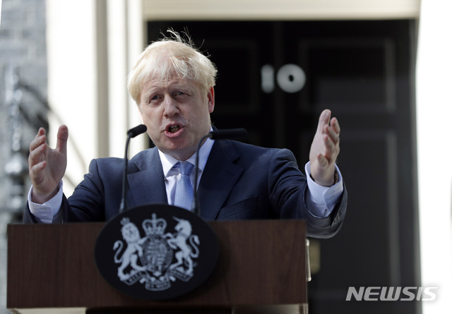 보리스 존슨 영국 신임 총리가 24일(현지시간) 런던 다우닝가 10번지 총리관저 앞에서 총리 취임 이후 첫 연설을 하고 있다. (출처: 뉴시스)
