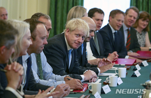 영국의 보리스 존슨 새 총리(가운데)가 취임 하루 뒤인 25일 30여 명의 각료진 인선을 신속히 마무리하고 다우닝가 10번지 총리 관저에서 첫 각료회의를 하고 있다(출처: 뉴시스)