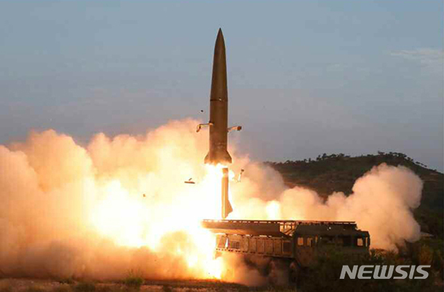 북한 노동신문은 김정은 국무위원장이 지난 25일 신형전술유도무기 위력시위사격을 조직지도 했다고 26일 보도했다. (출처: 뉴시스)
