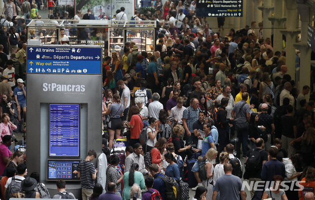26일(현지시간) 영국 런던의 세인트 판크라스 국제 기차역에 열차를 이용하려는 이용객들이 몰려있다. 프랑스에서 가장 붐비는 기차역 중 한 곳인 파리의 파리 북역에서 발생한 정전으로 런던과 주변 지역을 오가는 유로스타의 운행이 중단됐다. (출처: AP/뉴시스)