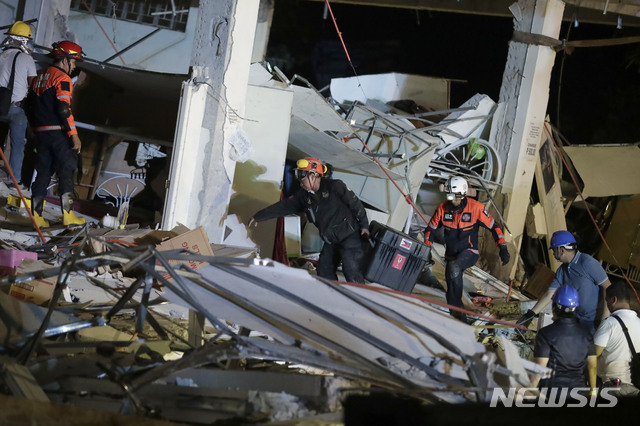 지난 4월23일 필리핀 마닐라 인근에서 발생한 지진으로 무너진 건물 잔해에서 구조대원들이 생존자를 구조하는 모습(출처: 뉴시스)