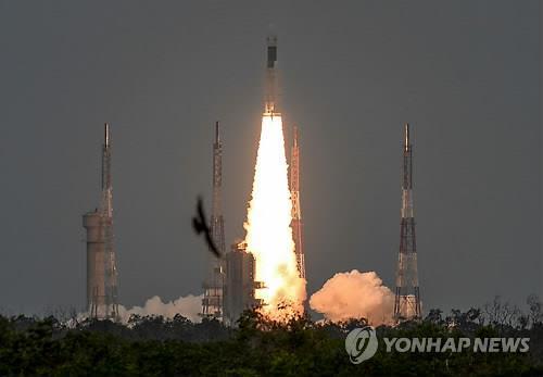 22일(현지시간) 인도 동부 안드라프레데시주 사티시 다완 우주센터에서 무인 달 탐사선 찬드라얀 2호를 탑재한 로켓 GSLV Mk-3이 발사되고 있다. (출처: 연합뉴스)
