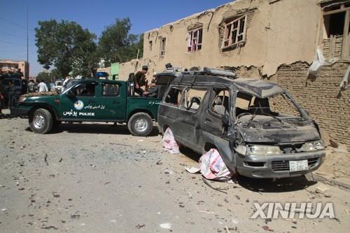 27일 아프간 가즈니에서 발생한 차량 폭발 테러 현장. (출처: 연합뉴스)