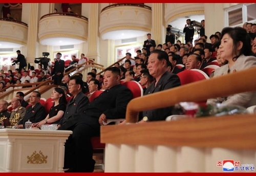 김정은 북한 국무위원장이 정전 체결 66주년에 국립교향악단의 '7·27 기념음악회'를 관람했다고 조선중앙통신이 28일 보도했다. 사진은 중앙통신 홈페이지에 공개된 음악회 관람 사진. (출처: 연합뉴스) 2019.7.28