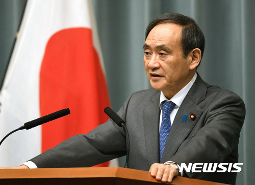 스가 요시히데 일본 관방장관이 12일 도쿄 총리관저에서 북한의 미사일 발사와 관련해 기자회견을 하고 있다. (출처: 뉴시스)