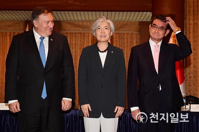 강경화 외교부 장관(가운데)과 마이크 폼페이오 미국 국무장관(왼쪽), 고노다로 일본 외무상 ⓒ천지일보DB